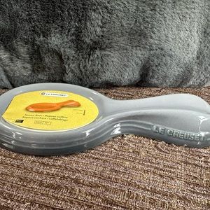 Le Creuset oyster grey color spoonrest, NIB